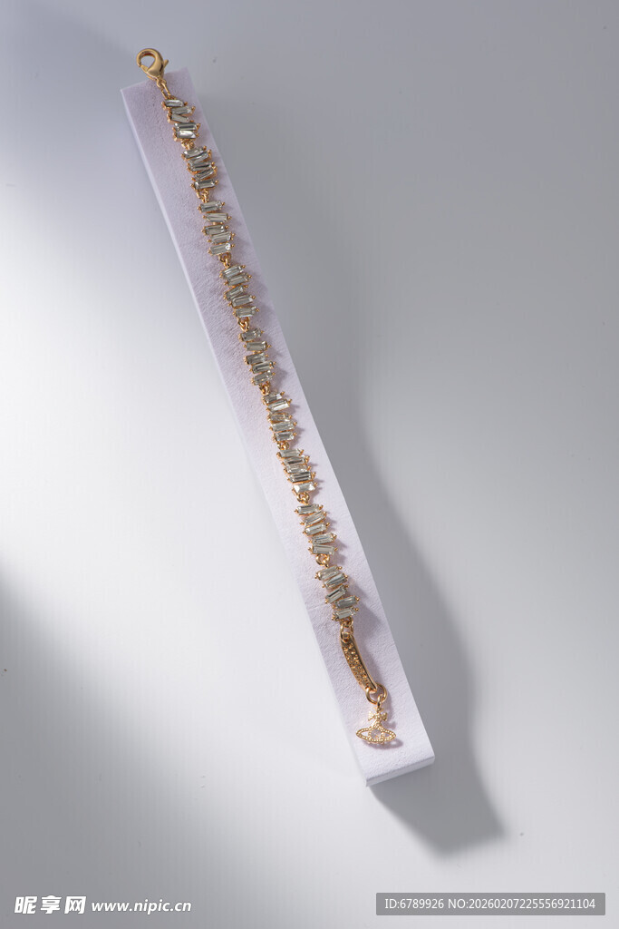 金色链条饰品展示