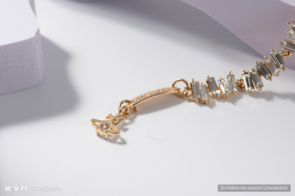 精致金手链细节特写