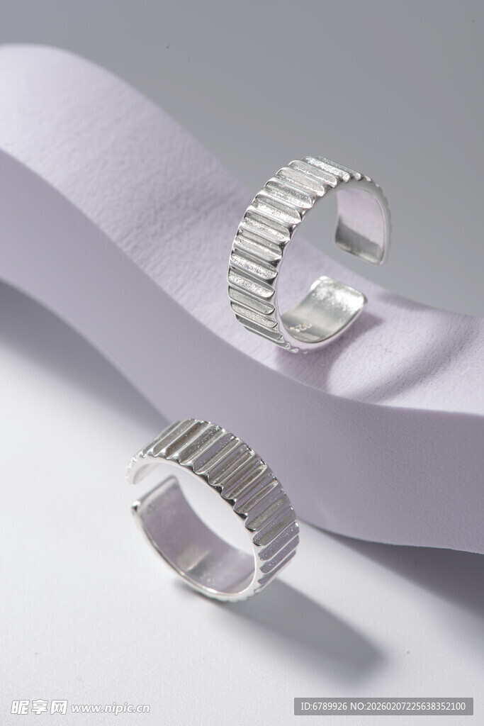 简约银色戒指饰品展示