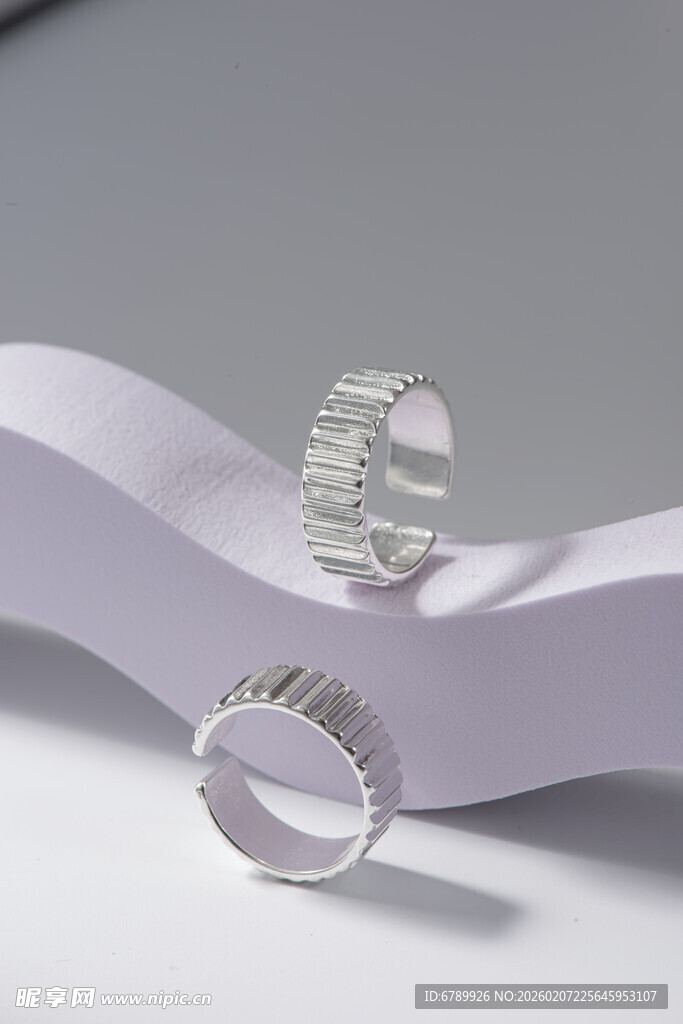 精致银戒指饰品展示