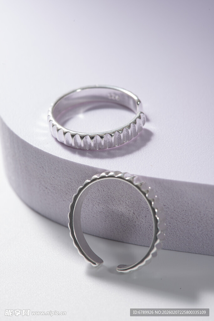 简约银戒指饰品特写