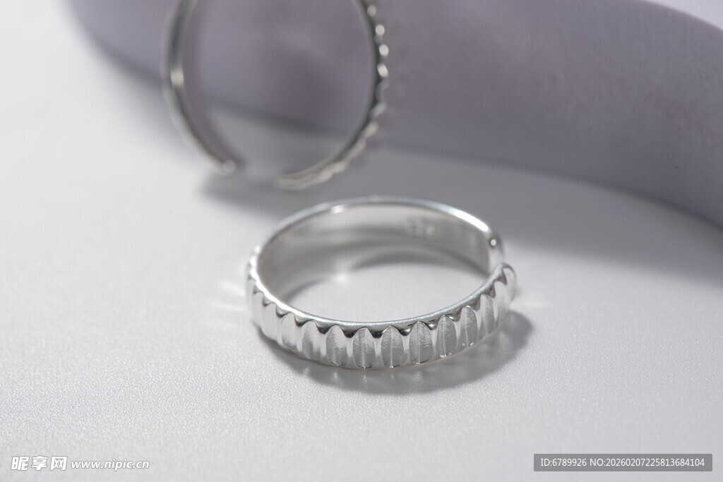 简约银戒指特写