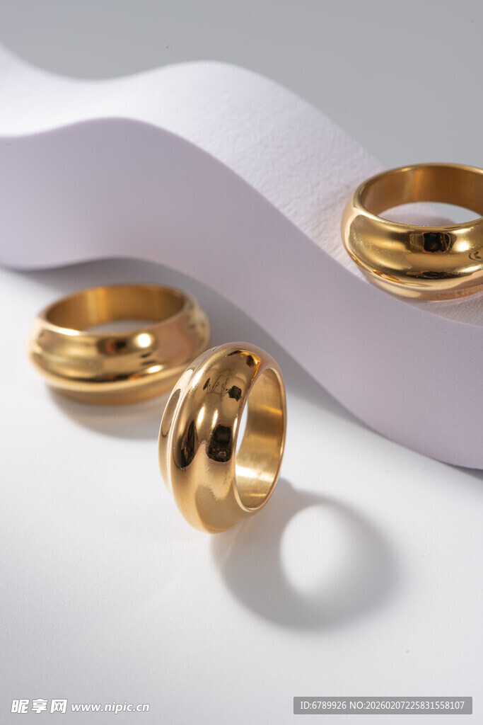 金色时尚戒指组合展示