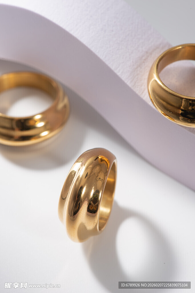 精致金色戒指特写