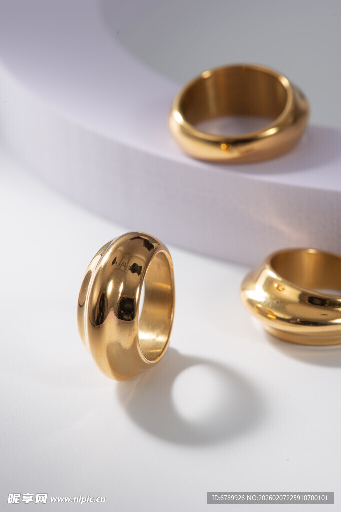 精致金色戒指饰品展示