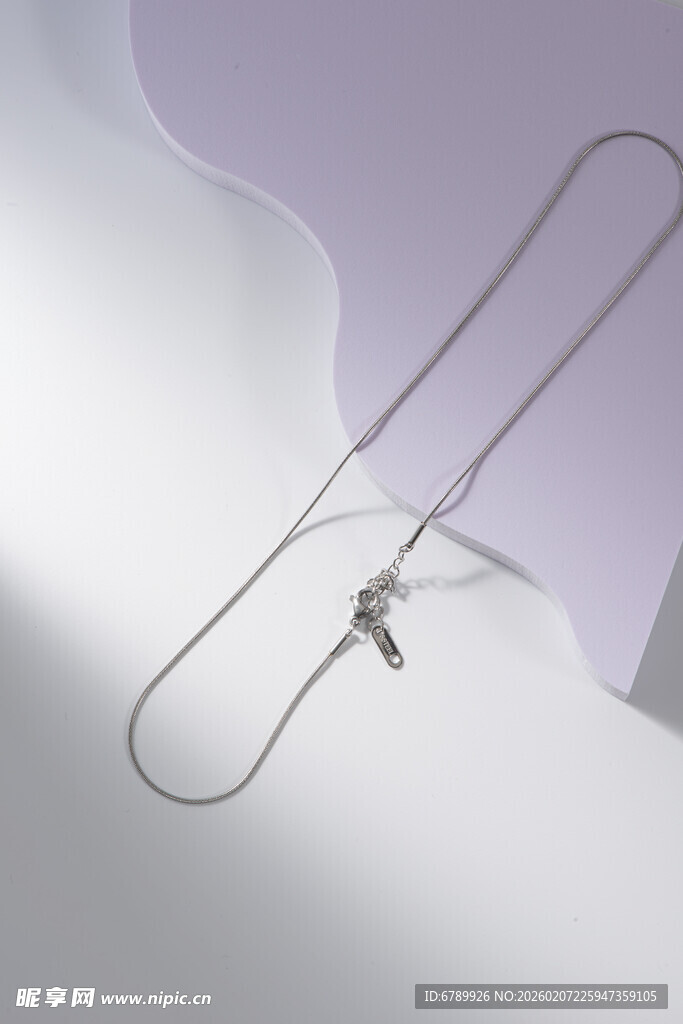 简约银色项链饰品展示