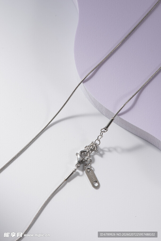 简约钥匙吊坠项链展示