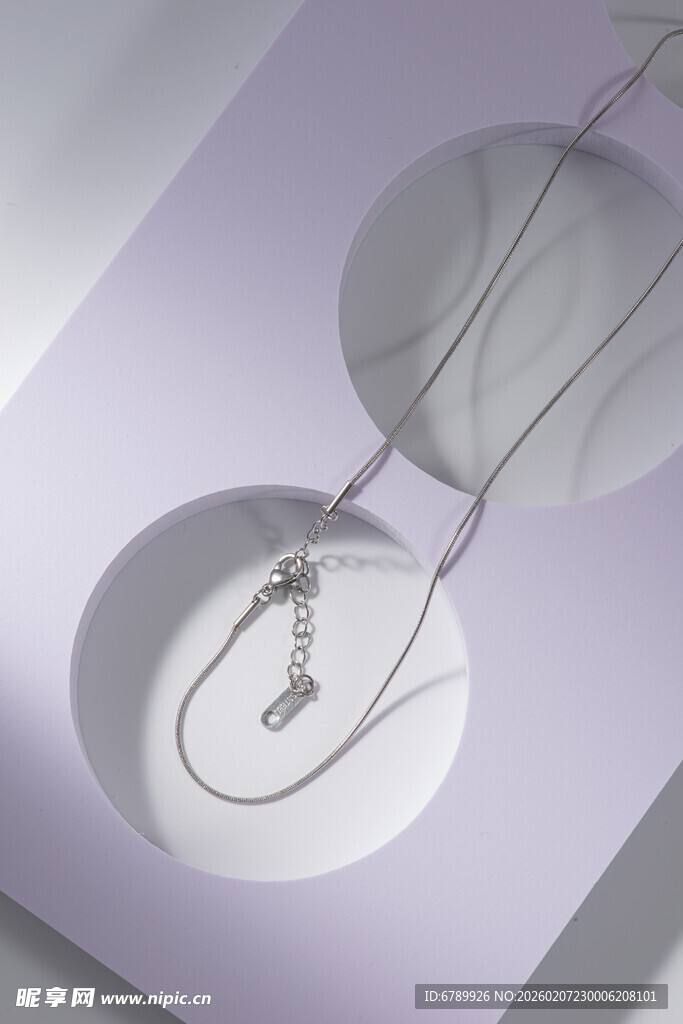 简约银项链展示