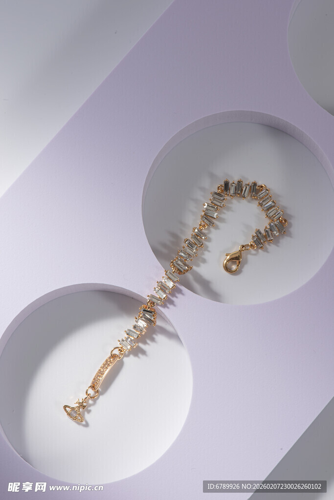 精致金色链条饰品展示