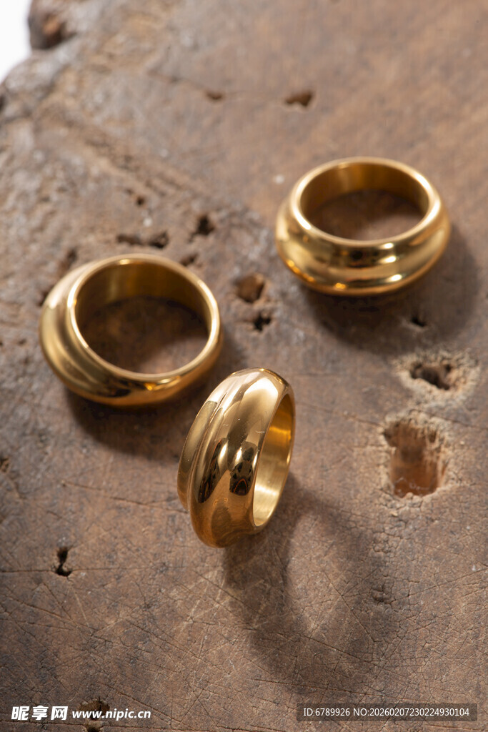 精致金色戒指三件套