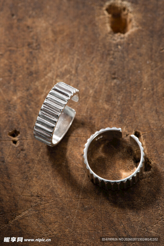 简约银戒指饰品特写