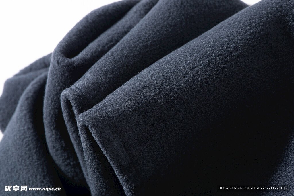 深蓝色褶皱布料特写