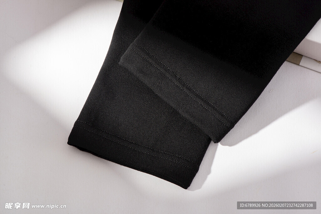 黑色紧身裤裤脚细节特写