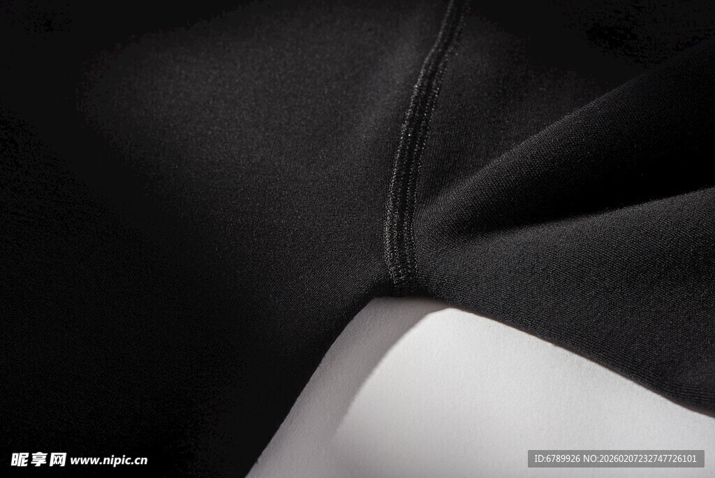 黑色紧身裤裆部细节特写