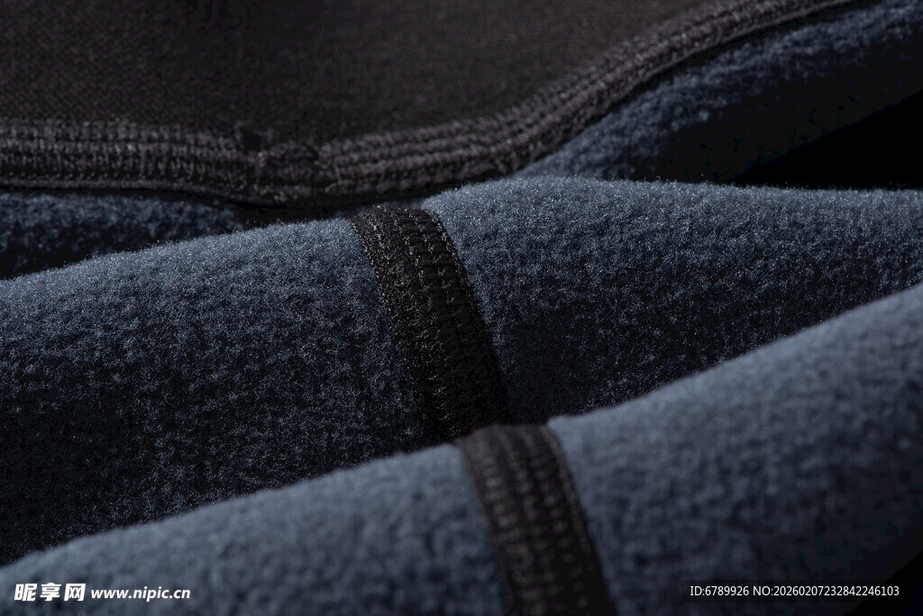 深蓝色绗缝织物细节特写
