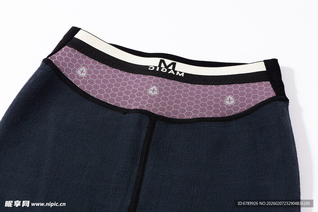 女士带装饰边深色紧身裤