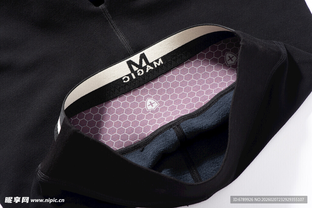 黑色裤袜内精致紫色衬里