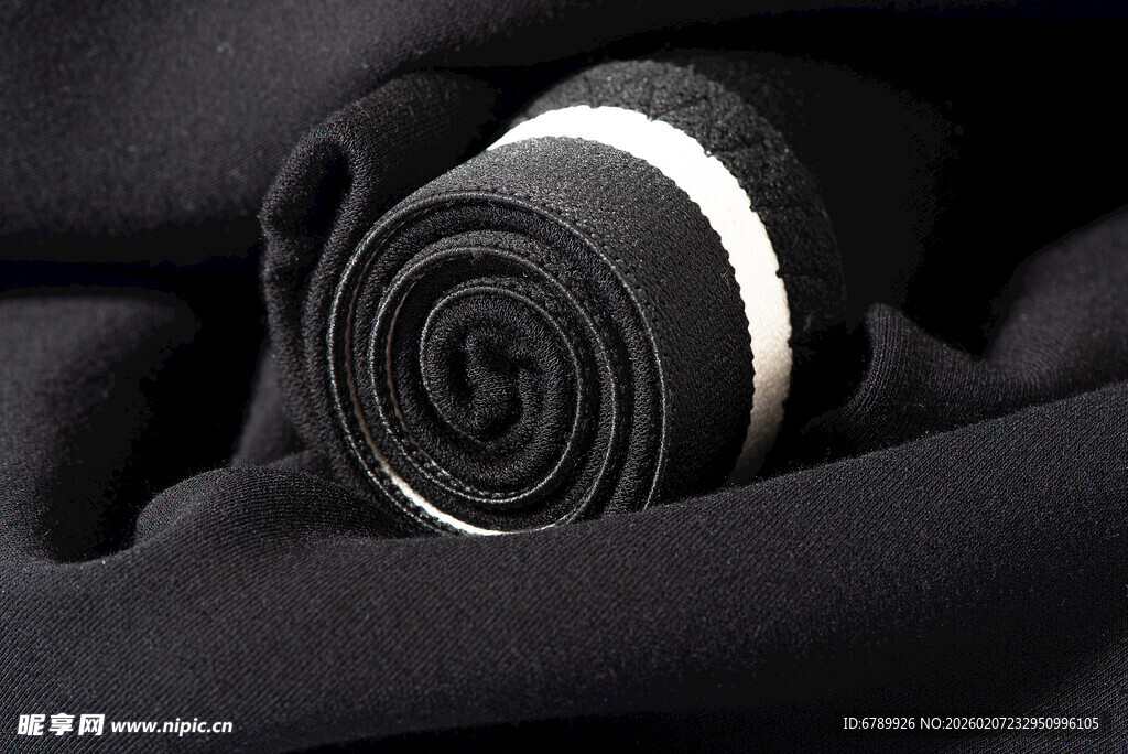 黑色卷状裤袜腰部特写