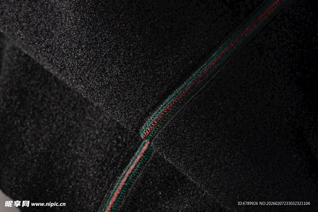 黑色裤袜彩色车缝细节