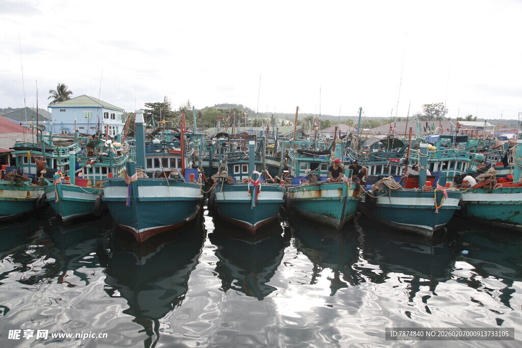 停泊在水面的多艘渔船