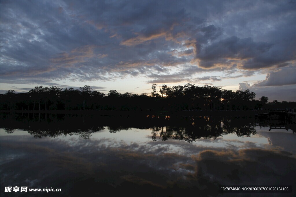 黄昏湖畔倒影美景