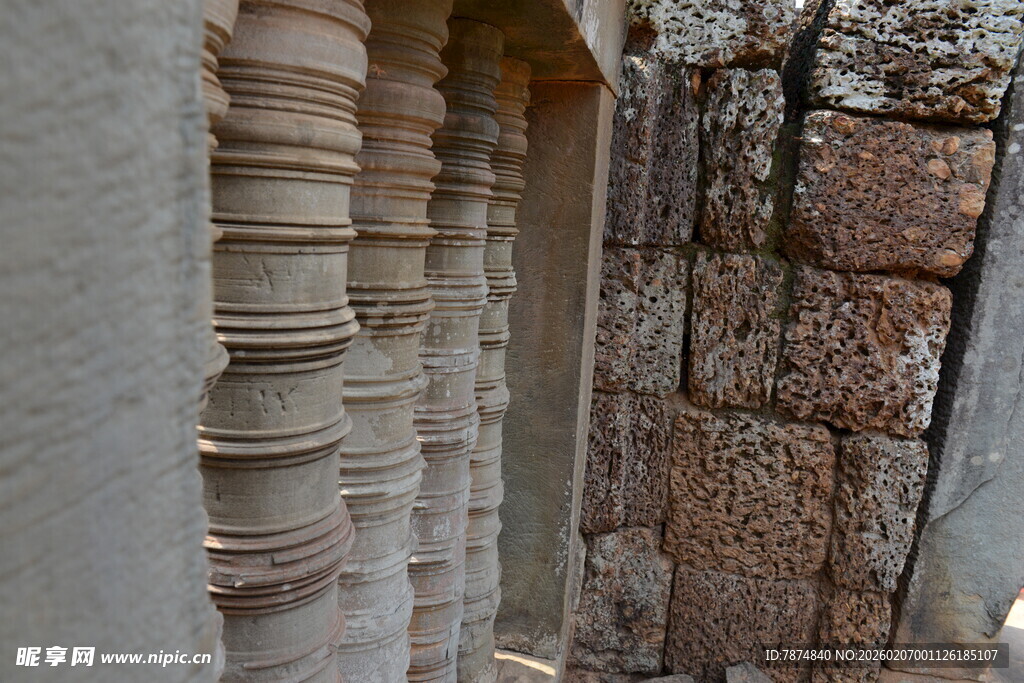 古老石柱建筑细节