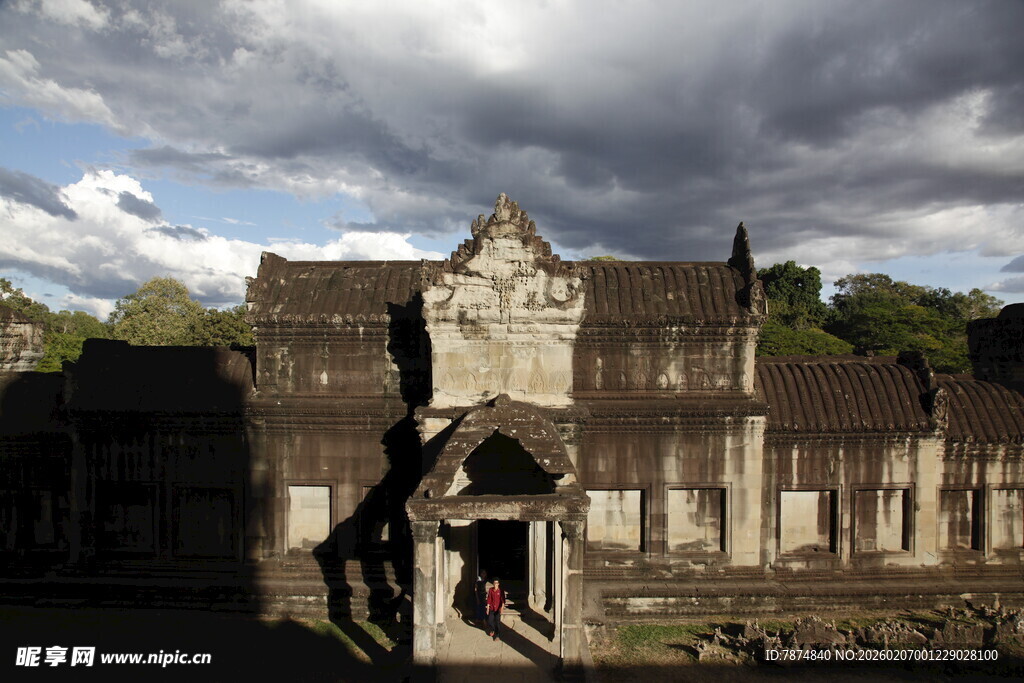 古老寺庙前的游客剪影