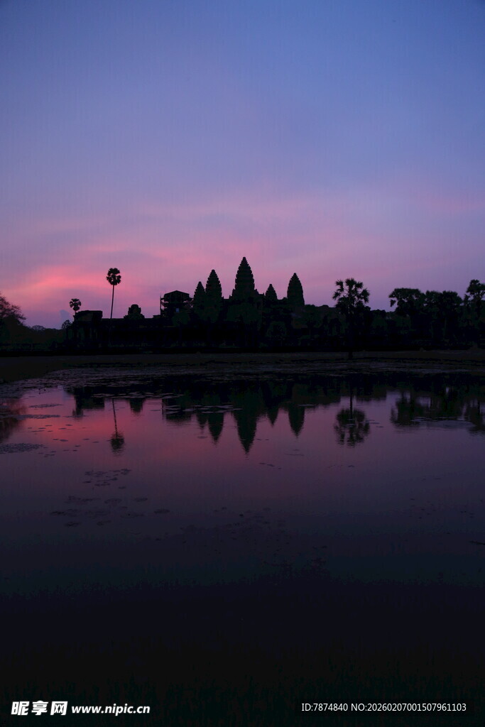 黄昏湖畔古建筑倒影美景