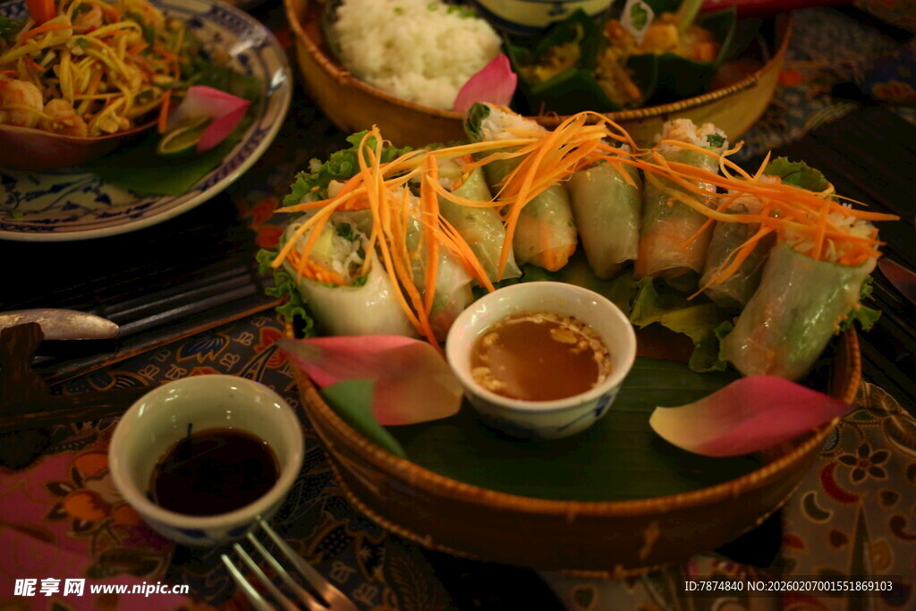 美味越南春卷及蘸料组合