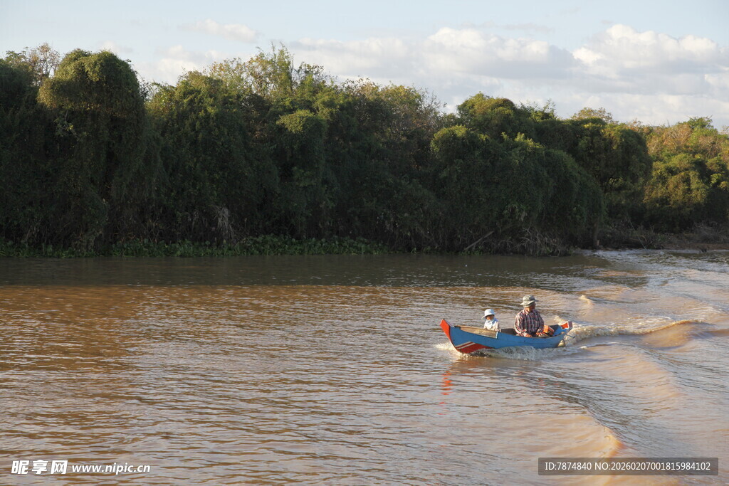 河上小船穿行于茂密树林