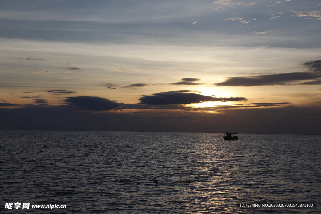海上日落孤舟景