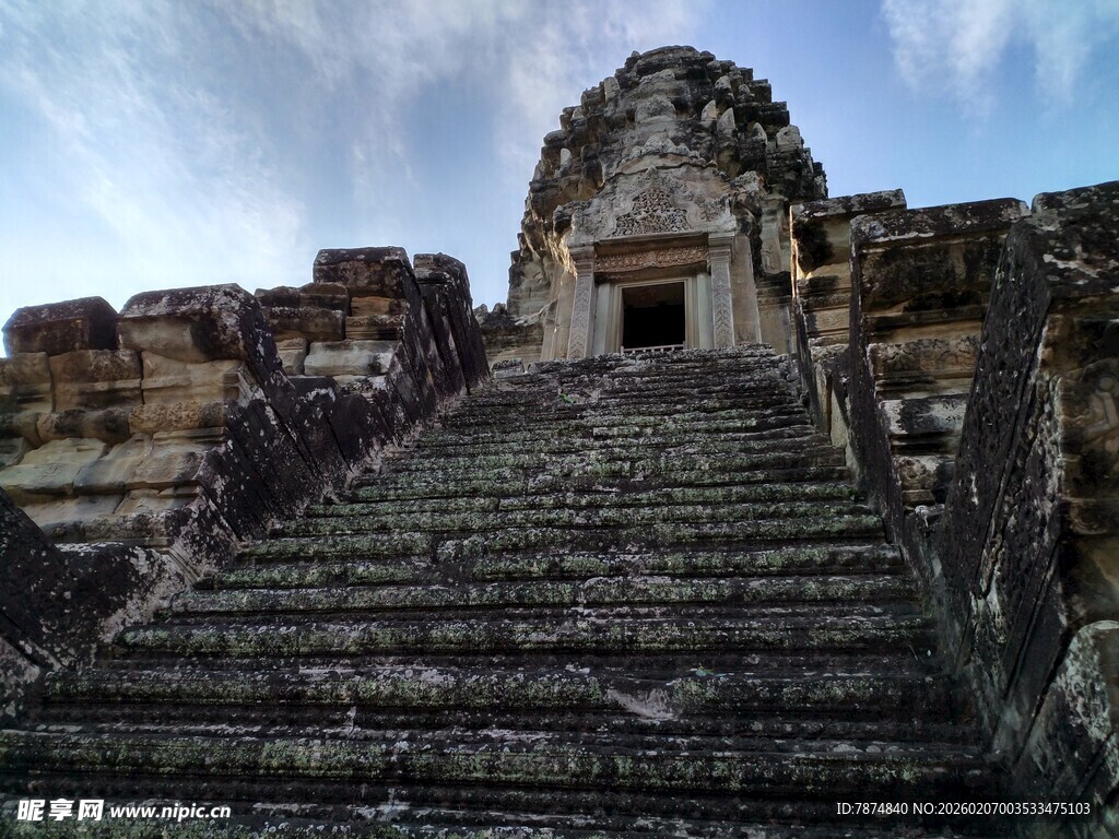 古老石阶通向神秘建筑