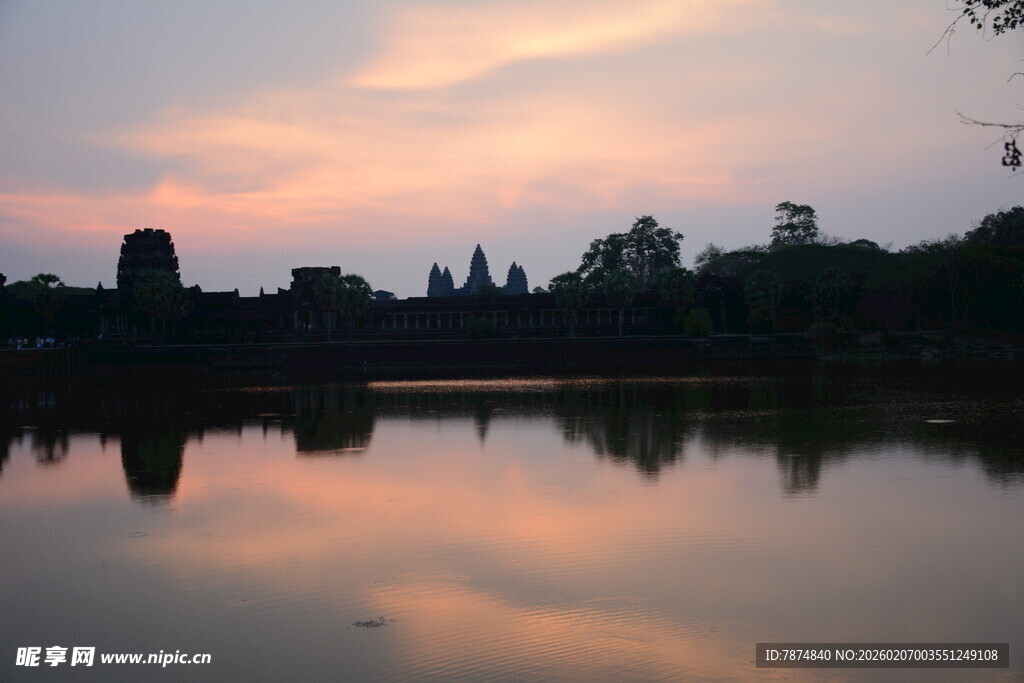 黄昏下的静谧寺庙湖景