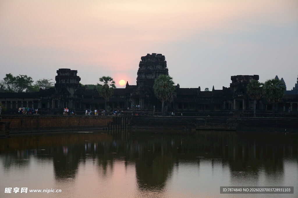 黄昏下的吴哥窟静谧倒影