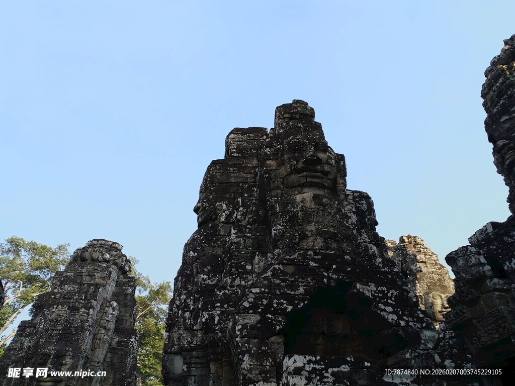 奇特嶙峋的黑色岩石景观