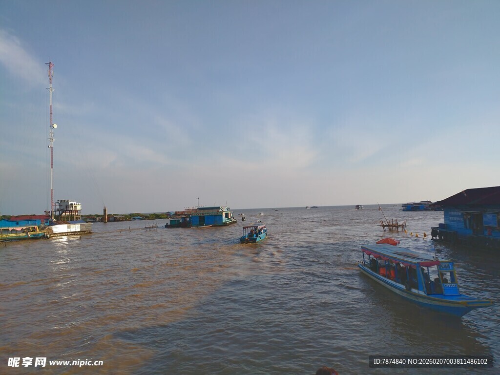 河畔停泊的多彩船只