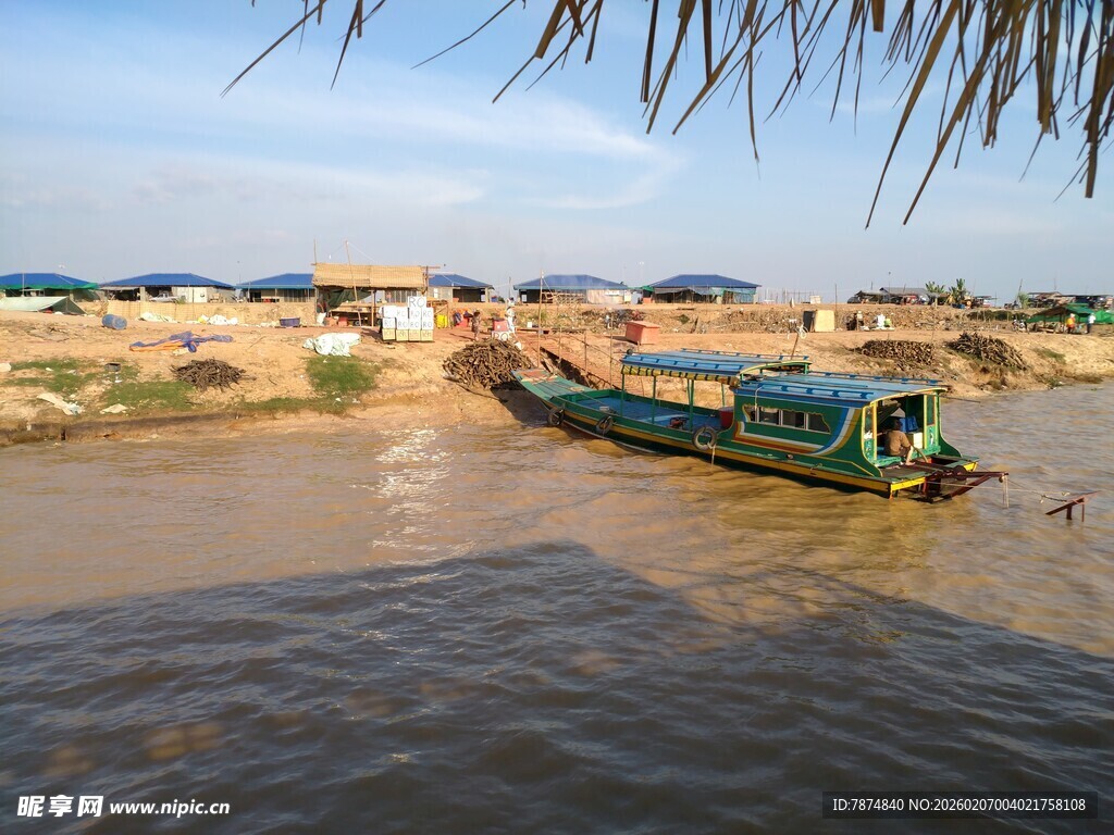 河边停泊的多彩船只