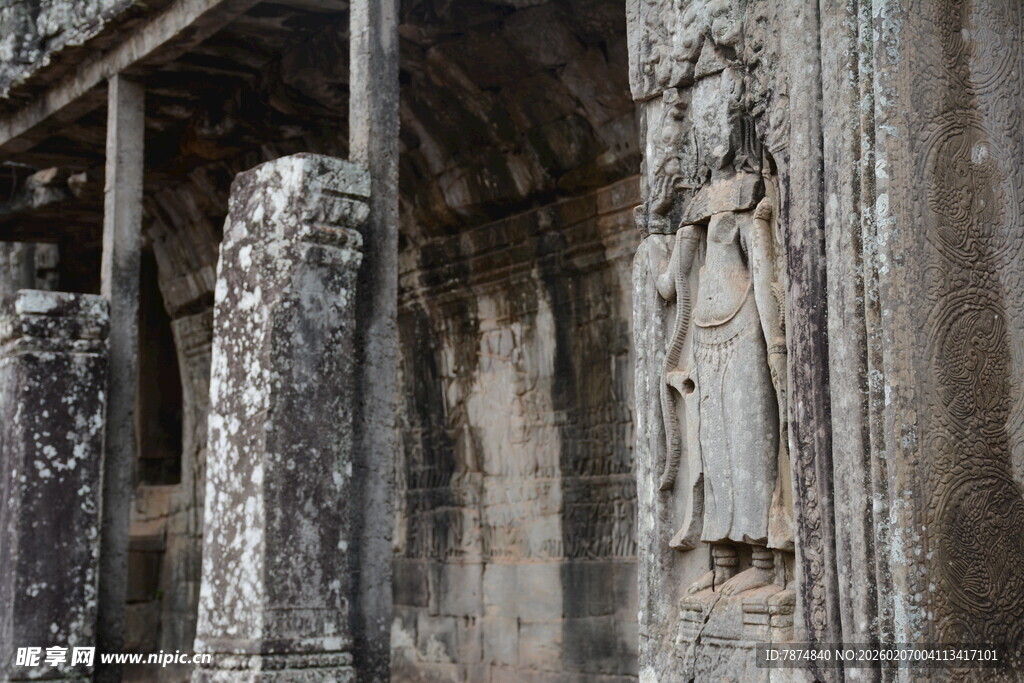 古老石柱上的精美雕刻