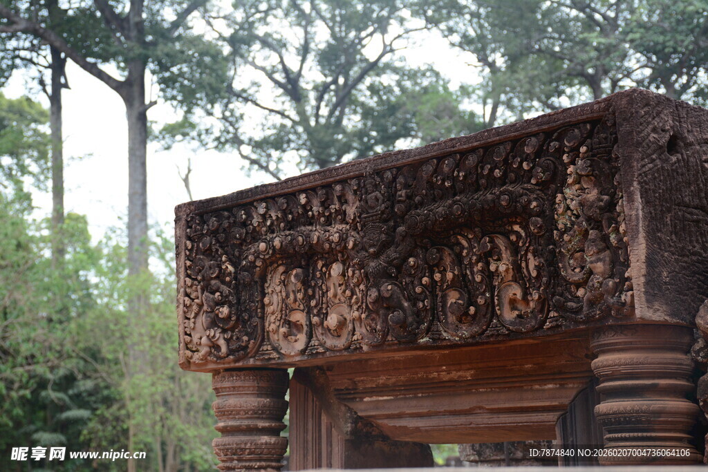 柬埔寨古老精美雕刻的木质建筑