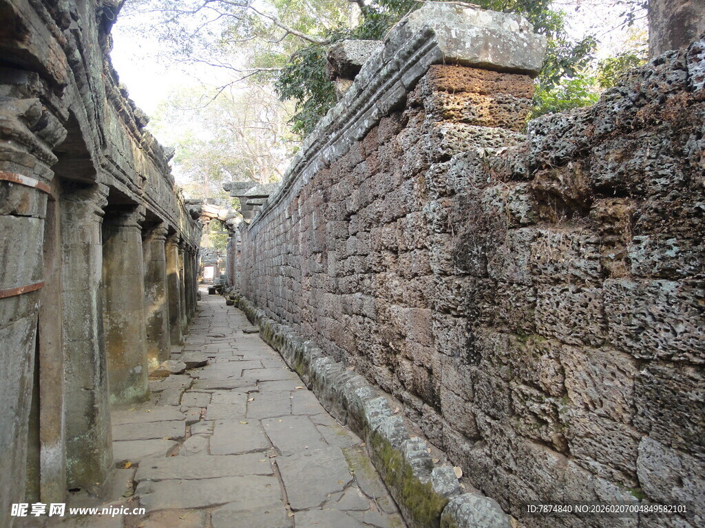 柬埔寨古老石巷 岁月斑驳的印记