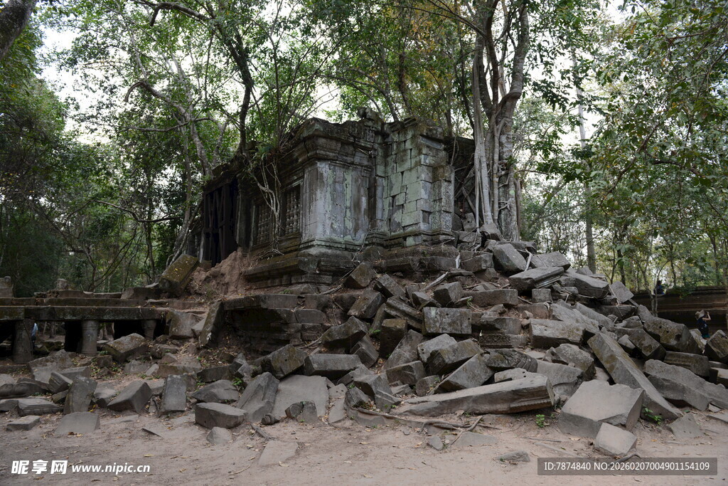 柬埔寨古老废墟中的神秘石建筑