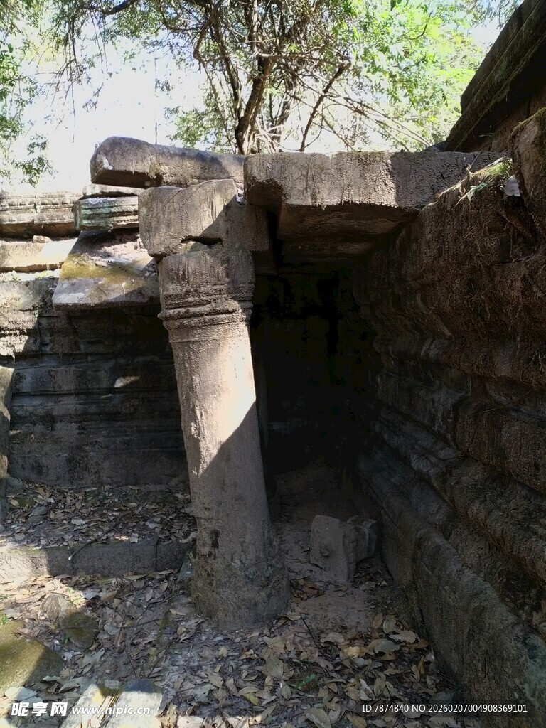 柬埔寨古老石柱遗迹