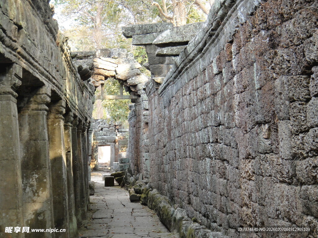 柬埔寨古巷砖墙 岁月沉淀的风景
