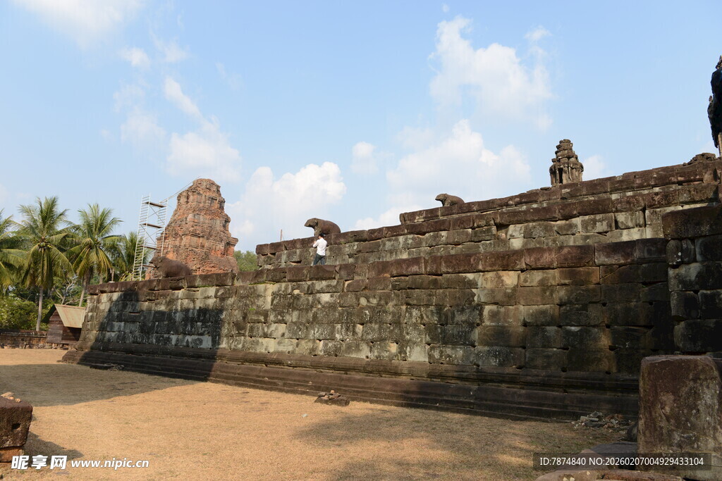 柬埔寨古老石墙与远处建筑景观