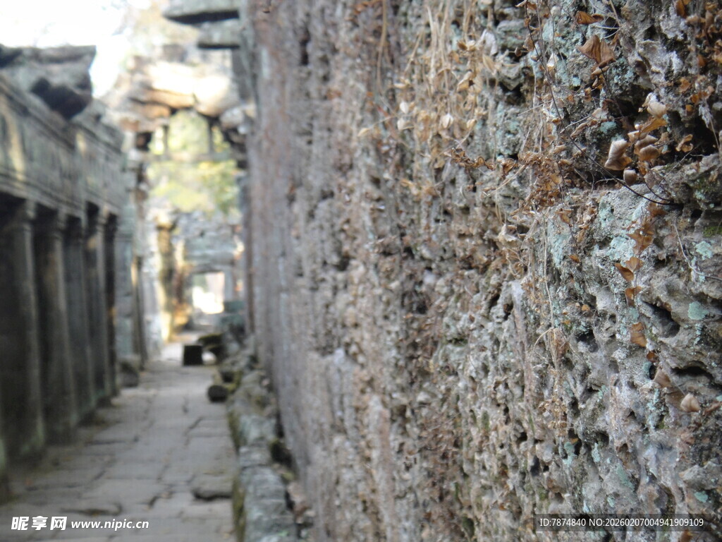 柬埔寨古老斑驳的石墙小巷