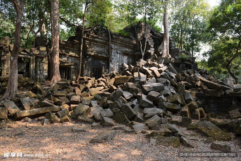 柬埔寨古老丛林中的废墟遗迹