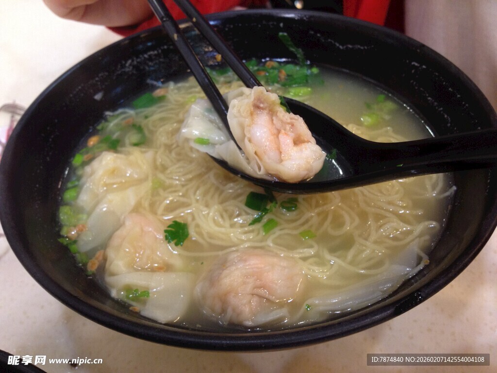 鲜虾云吞面特写
