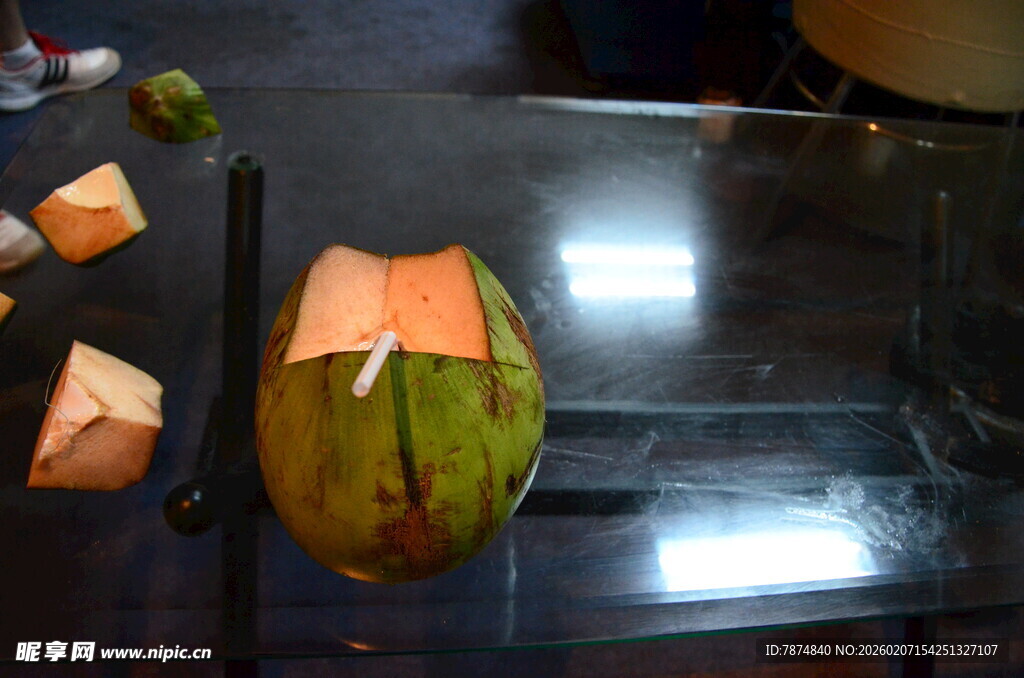 切开的新鲜椰子及果肉