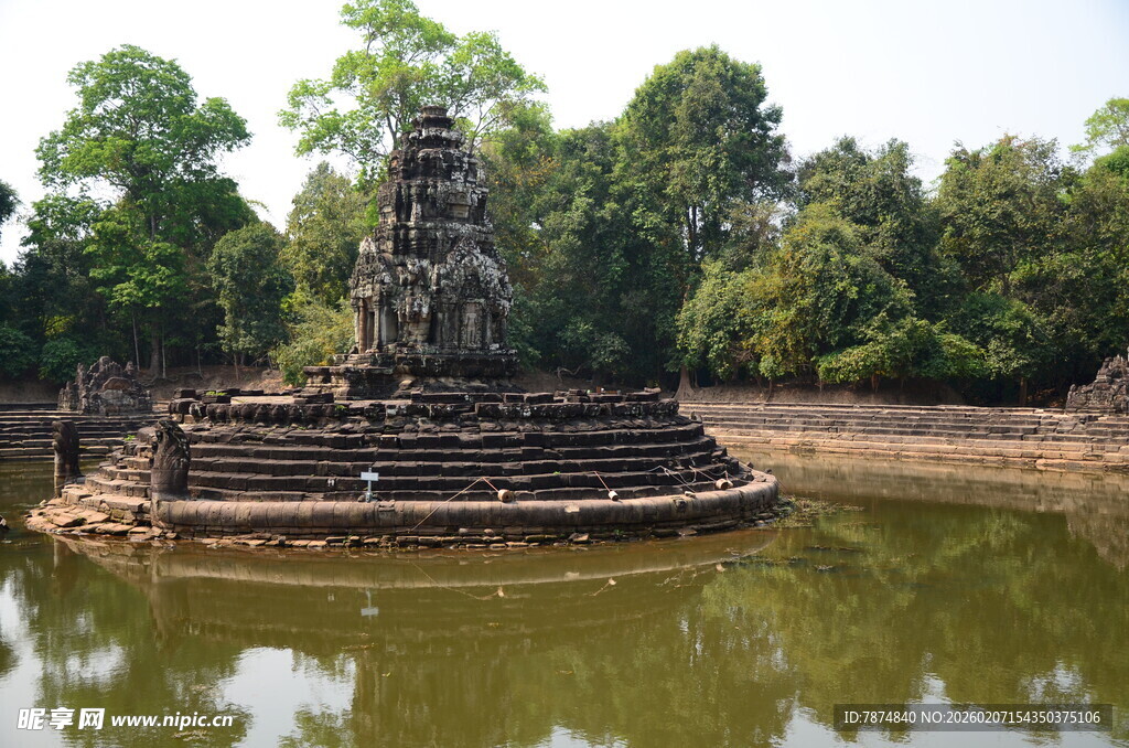 柬埔寨古老水池中的石建筑