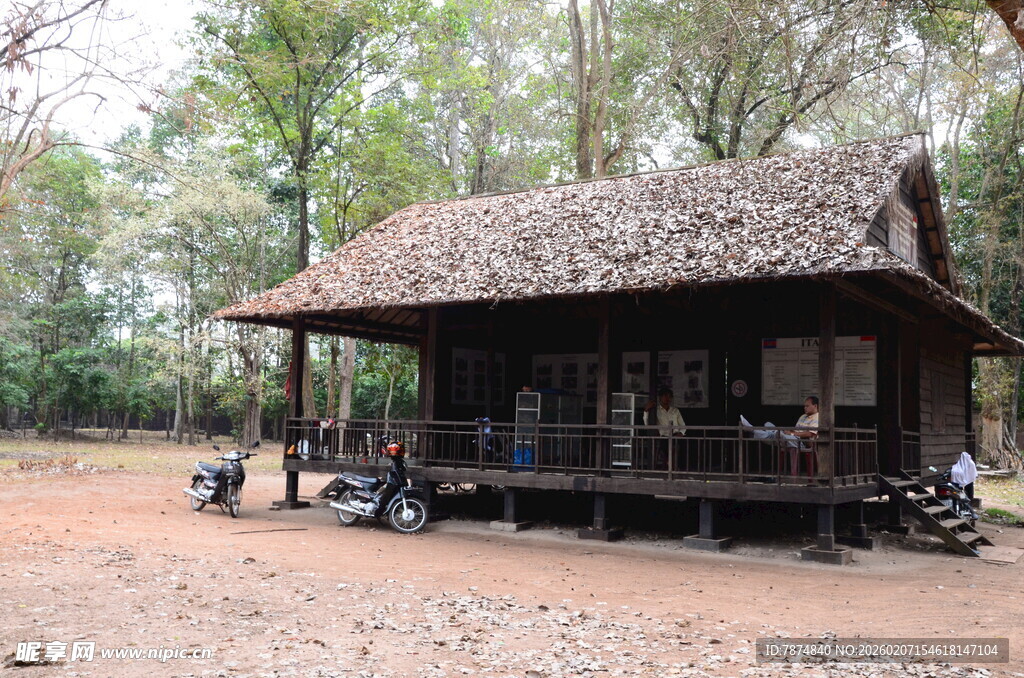乡村木质茅草屋 宁静氛围